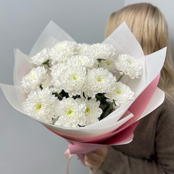 Свежий букет белых кустовых хризантем, артикул F1234086 - 2550 рублей, доставка по городу. Flawery - доставка цветов