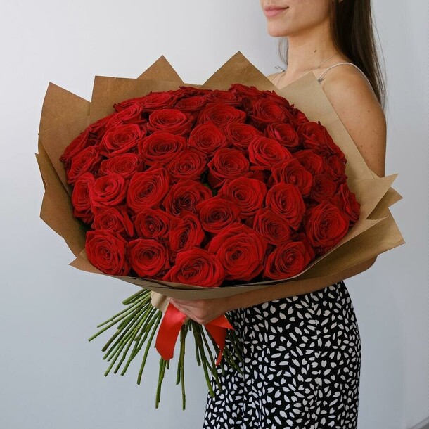 Букет 51 красная роза арт. 024, артикул F1334112 - 18270 рублей, доставка по городу. Flawery - доставка цветов