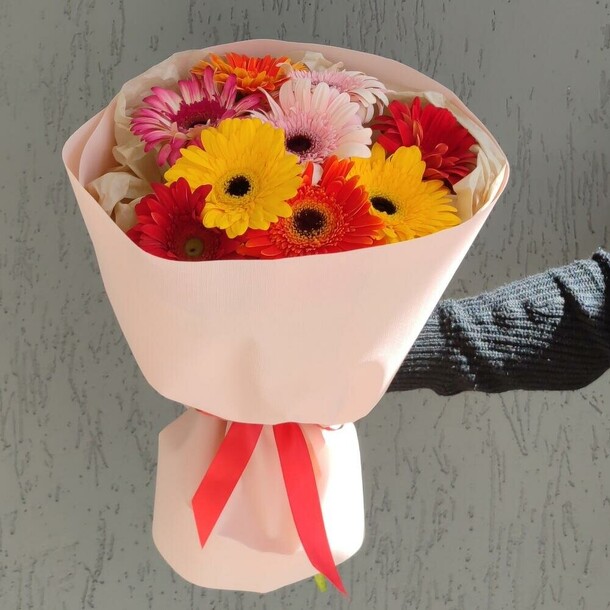 Яркий букет с герберами d025, артикул F1513202 - 2590 рублей, доставка по городу. Flawery - доставка цветов