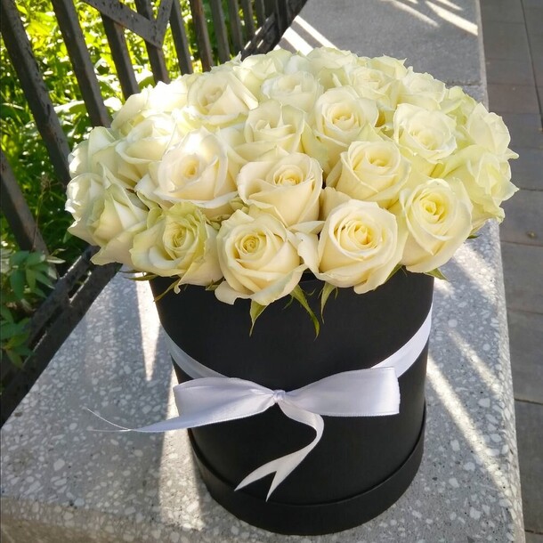 31 белых роз в чёрной шляпной коробке, артикул F1137095 - 14529 рублей, доставка по городу. Flawery - доставка цветов
