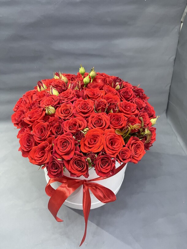 Кустовая роза в коробке, артикул F1146563 - 16078 рублей, доставка по городу. Flawery - доставка цветов