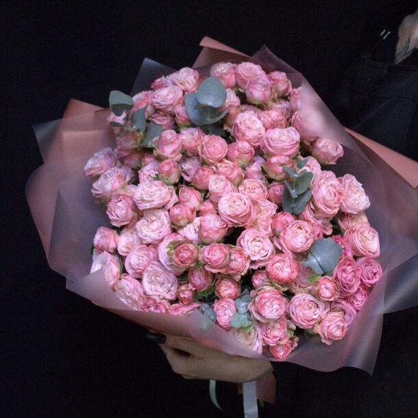 Кустовых пионовидных роз + эвкалипт, артикул F1148096 - 50471 рублей, доставка по городу. Flawery - доставка цветов