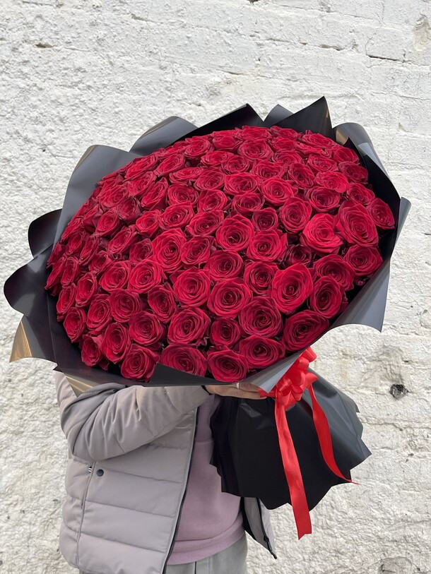 Классический букет из 101 красных роз, артикул F1150708 - 34100 рублей, доставка по городу. Flawery - доставка цветов