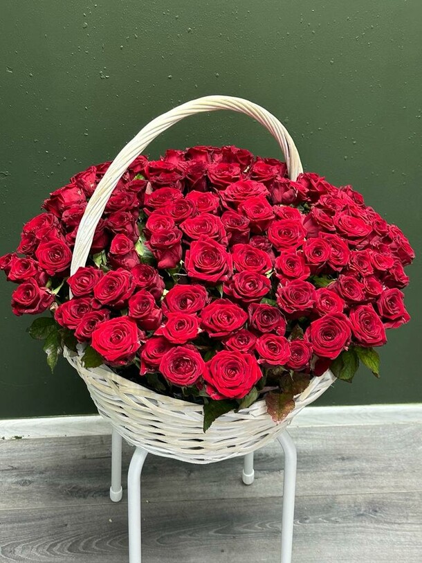 Розы в корзине, артикул F1223545 - 42870 рублей, доставка по городу. Flawery - доставка цветов