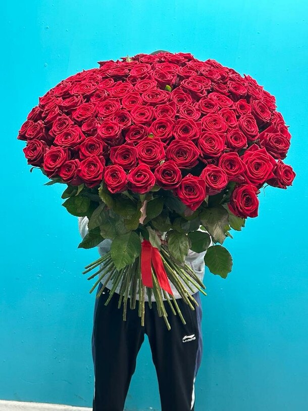 101 красные розы, артикул F1223548 - 55638 рублей, доставка по городу. Flawery - доставка цветов