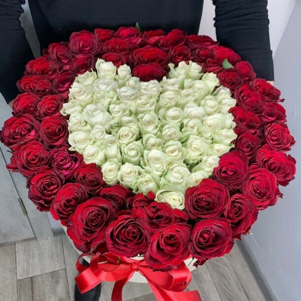 101 роза в коробке, артикул F1183043 - 25850 рублей, доставка по городу. Flawery - доставка цветов