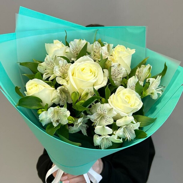 Букет из роз и альстромерии, артикул F1183045 - 4714 рублей, доставка по городу. Flawery - доставка цветов