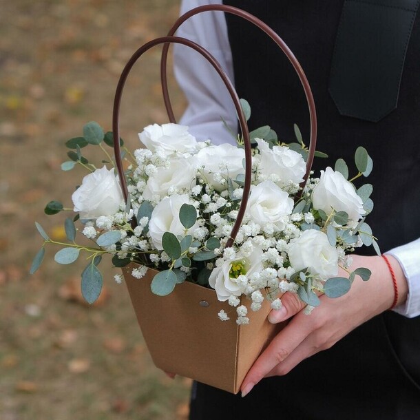 Сумочка с эустомой, артикул F1183250 - 2970 рублей, доставка по городу. Flawery - доставка цветов