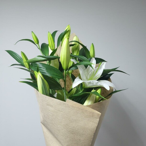 Букет лилий, артикул F1183395 - 3465 рублей, доставка по городу. Flawery - доставка цветов