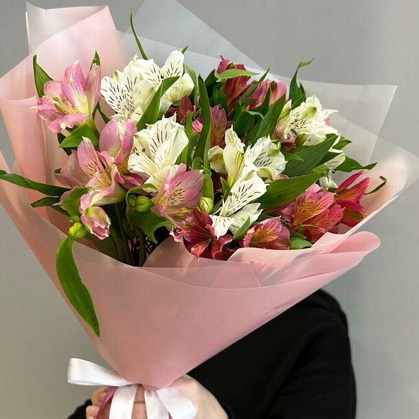 Букет из альстромерии 9 штук, артикул F1183411 - 3245 рублей, доставка по городу. Flawery - доставка цветов