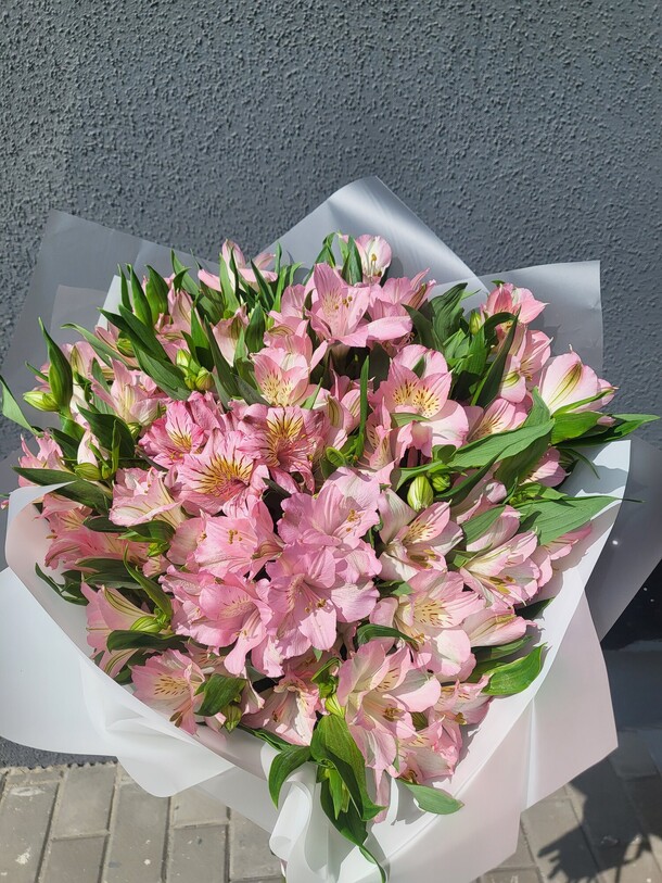 Букет из альстромерий 15 штук, артикул F1192001 - 5115 рублей, доставка по городу. Flawery - доставка цветов