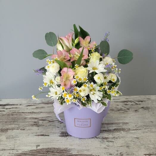 Цветы в коробке, артикул F1204800 - 2360 рублей, доставка по городу. Flawery - доставка цветов