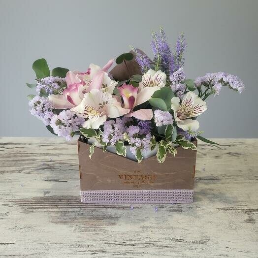 Цветы в ящике, артикул F1204802 - 2771 рублей, доставка по городу. Flawery - доставка цветов