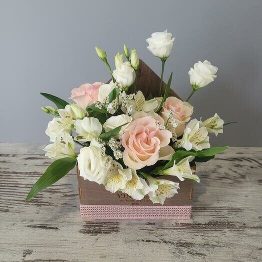 Цветы в ящике, артикул F1204811 - 2360 рублей, доставка по городу. Flawery - доставка цветов