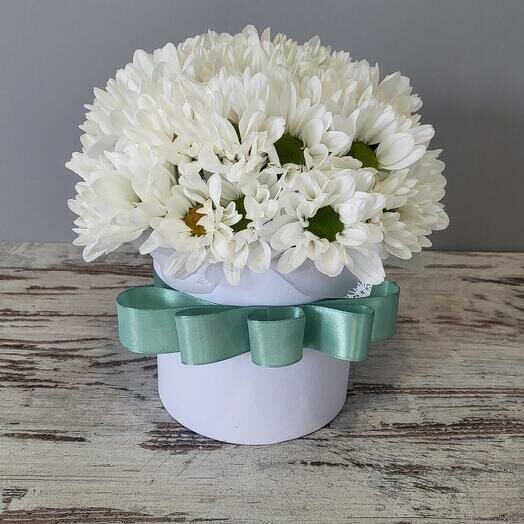 Цветы в коробке хризантемы, артикул F1205619 - 2915 рублей, доставка по городу. Flawery - доставка цветов