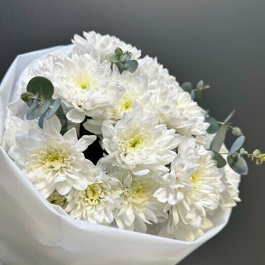 Белые хризантемы с эвкалиптом, артикул F1280189 - 2695 рублей, доставка по городу. Flawery - доставка цветов