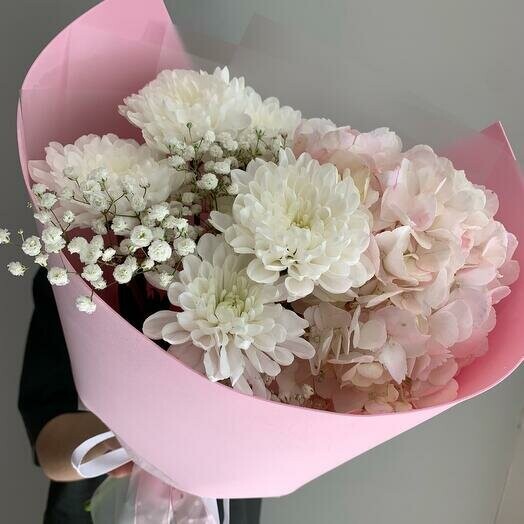 Букет комплимент с гортензией и хризантемой, артикул F1348542 - 1969 рублей, доставка по городу. Flawery - доставка цветов