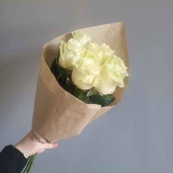 Буке из белых роз 7 шт, артикул F1366814 - 3025 рублей, доставка по городу. Flawery - доставка цветов