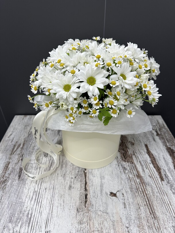 Коробочка нежности из ромашек, артикул F1223150 - 3160 рублей, доставка по городу. Flawery - доставка цветов