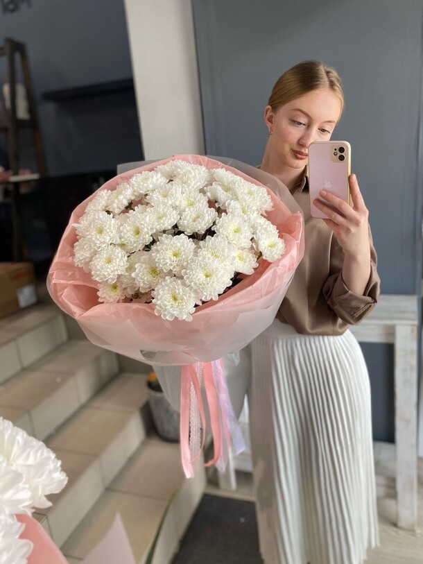 Пышный букет из белых хризантем 😍, артикул F1250588 - 3375 рублей, доставка по городу. Flawery - доставка цветов