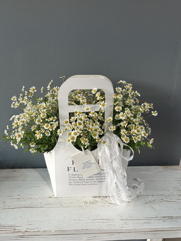 Стильная сумочка с нежными ромашками❤️😍, артикул F1288244 - 3160 рублей, доставка по городу. Flawery - доставка цветов