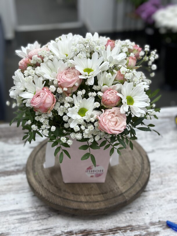 Милая коробочка-сумочка  комплимент ❤️😍, артикул F1294758 - 2560 рублей, доставка по городу. Flawery - доставка цветов