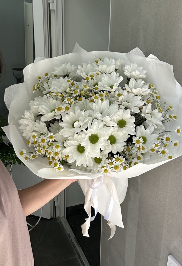 Акция🔥белая леди из ромашек❤️😍, артикул F1299349 - 2775 рублей, доставка по городу. Flawery - доставка цветов