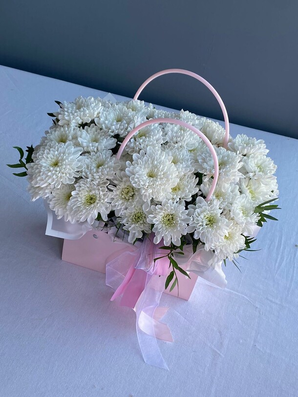 Сумочка с белыми хризантемами❤️😍, артикул F1315768 - 2775 рублей, доставка по городу. Flawery - доставка цветов