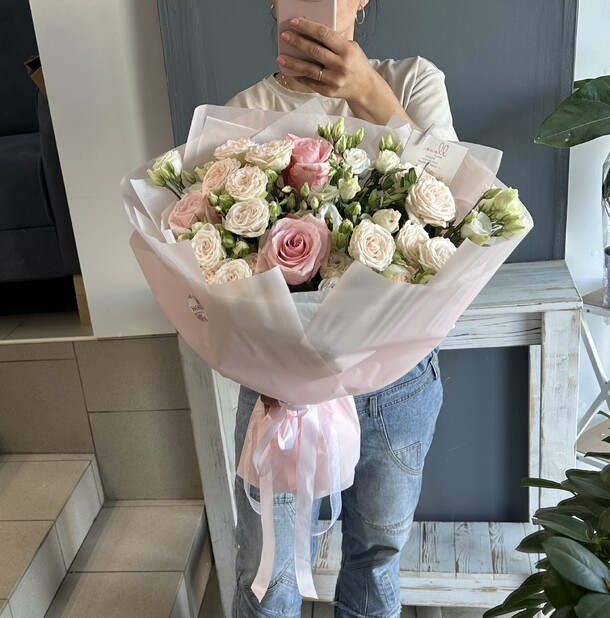Нежный букет с розами, артикул F1383023 - 3950 рублей, доставка по городу. Flawery - доставка цветов