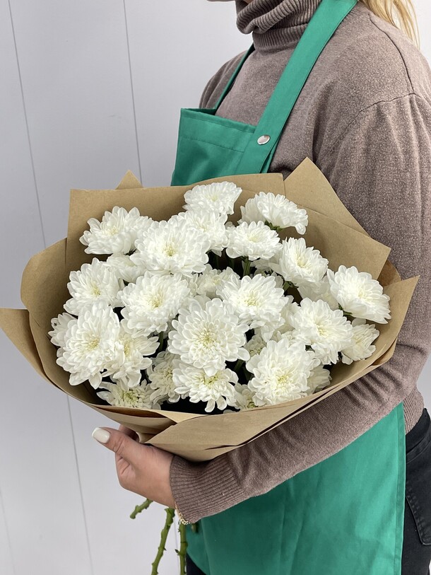 Букет с хризантемой, артикул F1201410 - 2300 рублей, доставка по городу. Flawery - доставка цветов