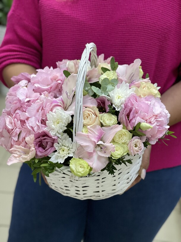 Нежная корзина, артикул F1211875 - 4990 рублей, доставка по городу. Flawery - доставка цветов