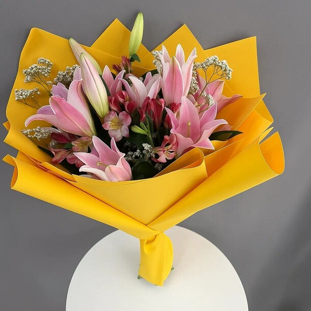 Букет с лилиями, артикул F1474043 - 6590 рублей, доставка по городу. Flawery - доставка цветов