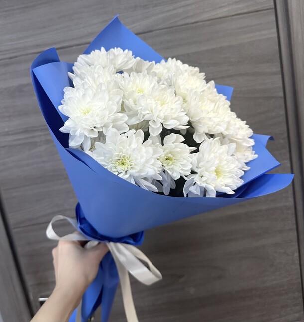 Букет белых хризантем, артикул F1263238 - 2585 рублей, доставка по городу. Flawery - доставка цветов