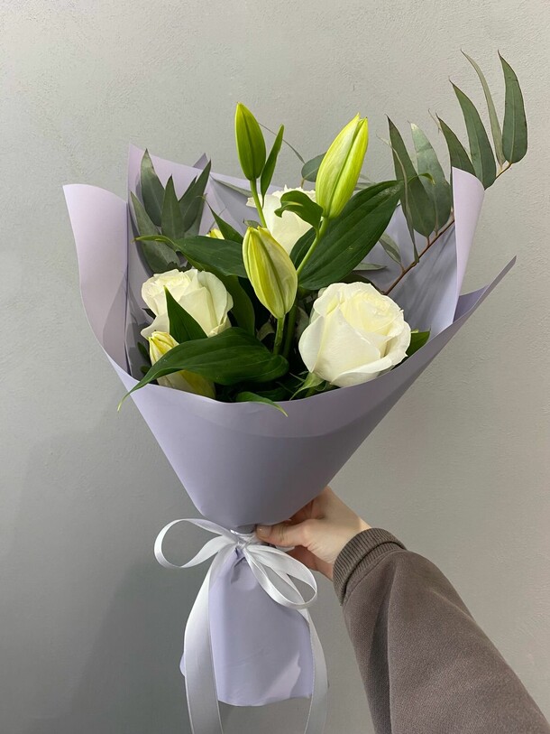 Букет с лилией и белыми розами, артикул F1263413 - 2915 рублей, доставка по городу. Flawery - доставка цветов