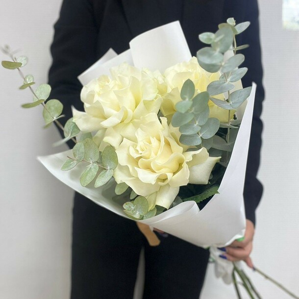 Букет-комплимент с французскими розами и эвкалиптом, артикул F1462519 - 2090 рублей, доставка по городу. Flawery - доставка цветов