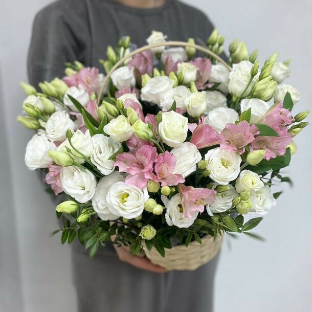 Большая корзина с розовой альстромерией и белоснежной эустомой, артикул F1483052 - 7975 рублей, доставка по городу. Flawery - доставка цветов