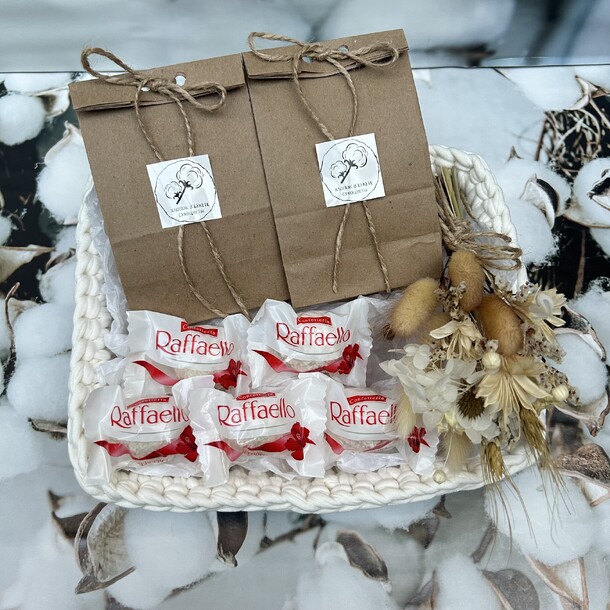 Подарочный набор чая и сладости, артикул F1307334 - 2050 рублей, доставка по городу. Flawery - доставка цветов