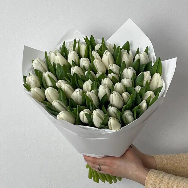 Букет из 51 белого тюльпана, артикул F1185685 - 16090 рублей, доставка по городу. Flawery - доставка цветов
