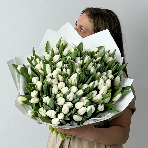 Букет из 101 белого тюльпана, артикул F1185687 - 30590 рублей, доставка по городу. Flawery - доставка цветов