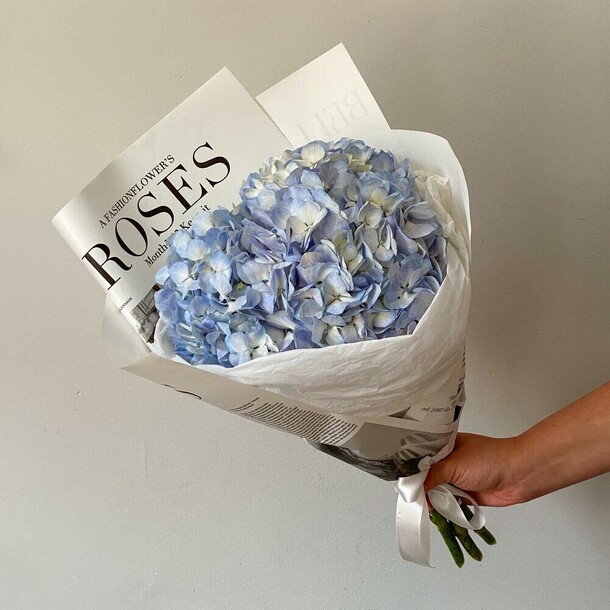 Букет из 3 голубых гортензий, артикул F1185702 - 5790 рублей, доставка по городу. Flawery - доставка цветов