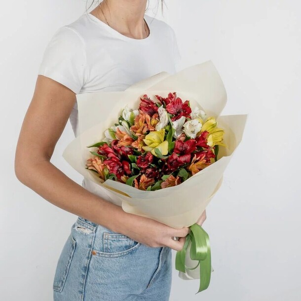 Букет из 9 разноцветных альстромерий, артикул F1185706 - 4790 рублей, доставка по городу. Flawery - доставка цветов