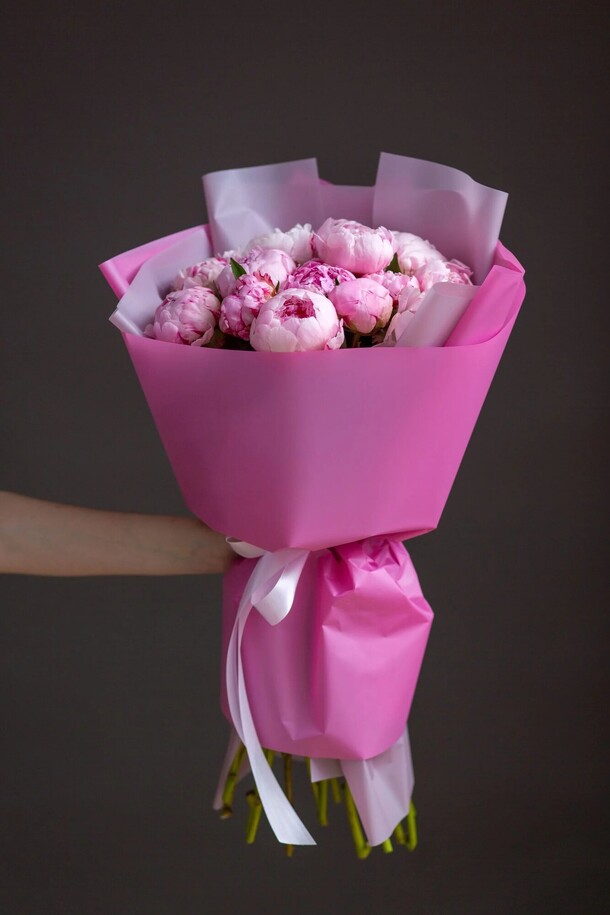 15 розовых пионов, артикул F1185945 - 21590 рублей, доставка по городу. Flawery - доставка цветов