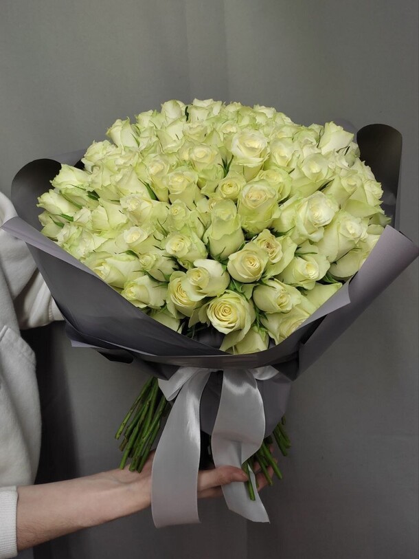 Букет из 101 белой розы, артикул F1186242 - 30590 рублей, доставка по городу. Flawery - доставка цветов