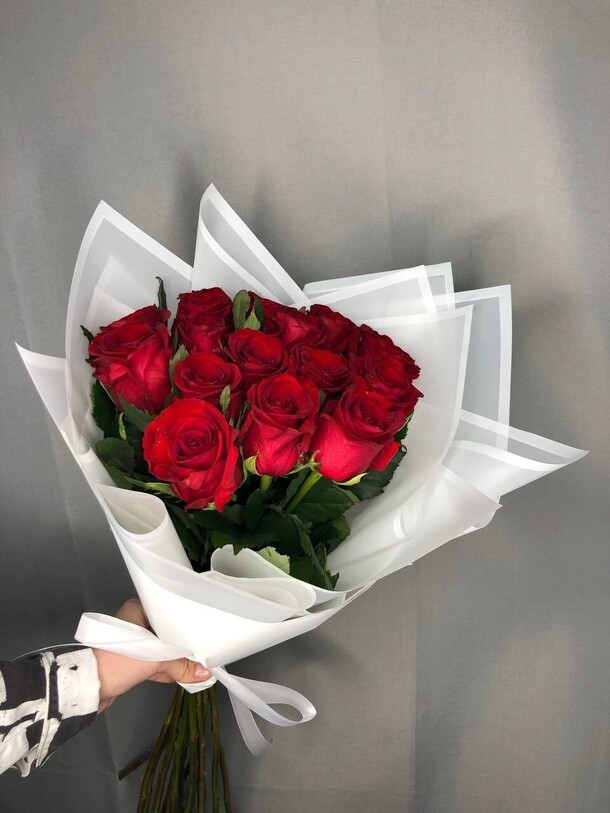 Букет из 17 красных роз, артикул F1186264 - 6290 рублей, доставка по городу. Flawery - доставка цветов