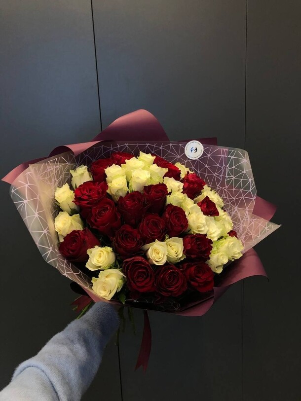 Букет из 51 розы микс, артикул F1186267 - 16090 рублей, доставка по городу. Flawery - доставка цветов