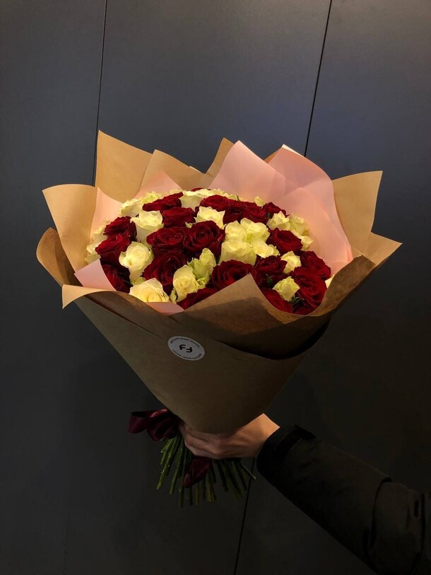 Букет из 75 роз микс, артикул F1186278 - 23090 рублей, доставка по городу. Flawery - доставка цветов