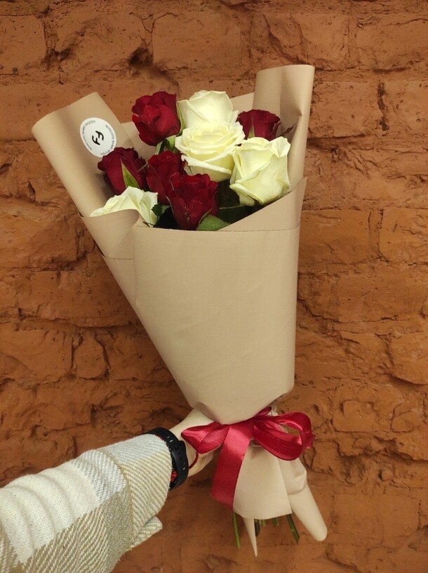 Букет из 9 роз микс, артикул F1186281 - 3890 рублей, доставка по городу. Flawery - доставка цветов