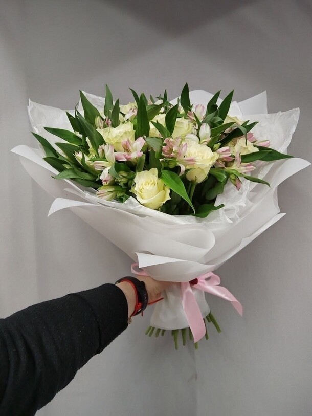 Букет из альстромерий и роз, артикул F1186382 - 11690 рублей, доставка по городу. Flawery - доставка цветов