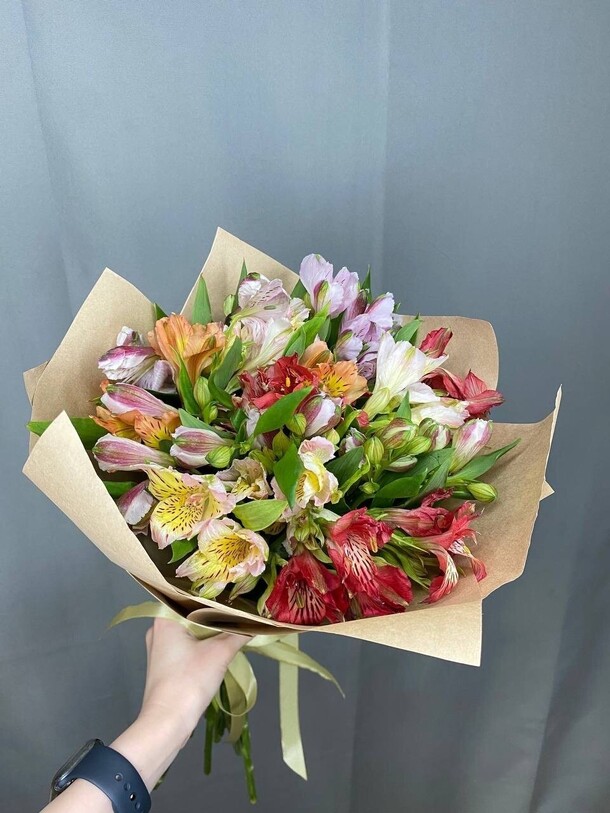 Букет из 15 альстромерий микс, артикул F1186392 - 7190 рублей, доставка по городу. Flawery - доставка цветов