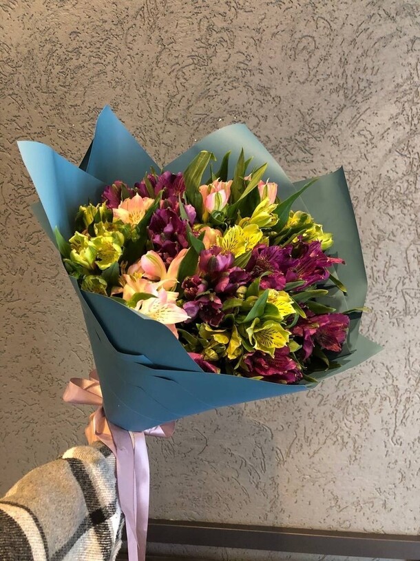 Букет из 17 альстромерий микс, артикул F1186394 - 7890 рублей, доставка по городу. Flawery - доставка цветов